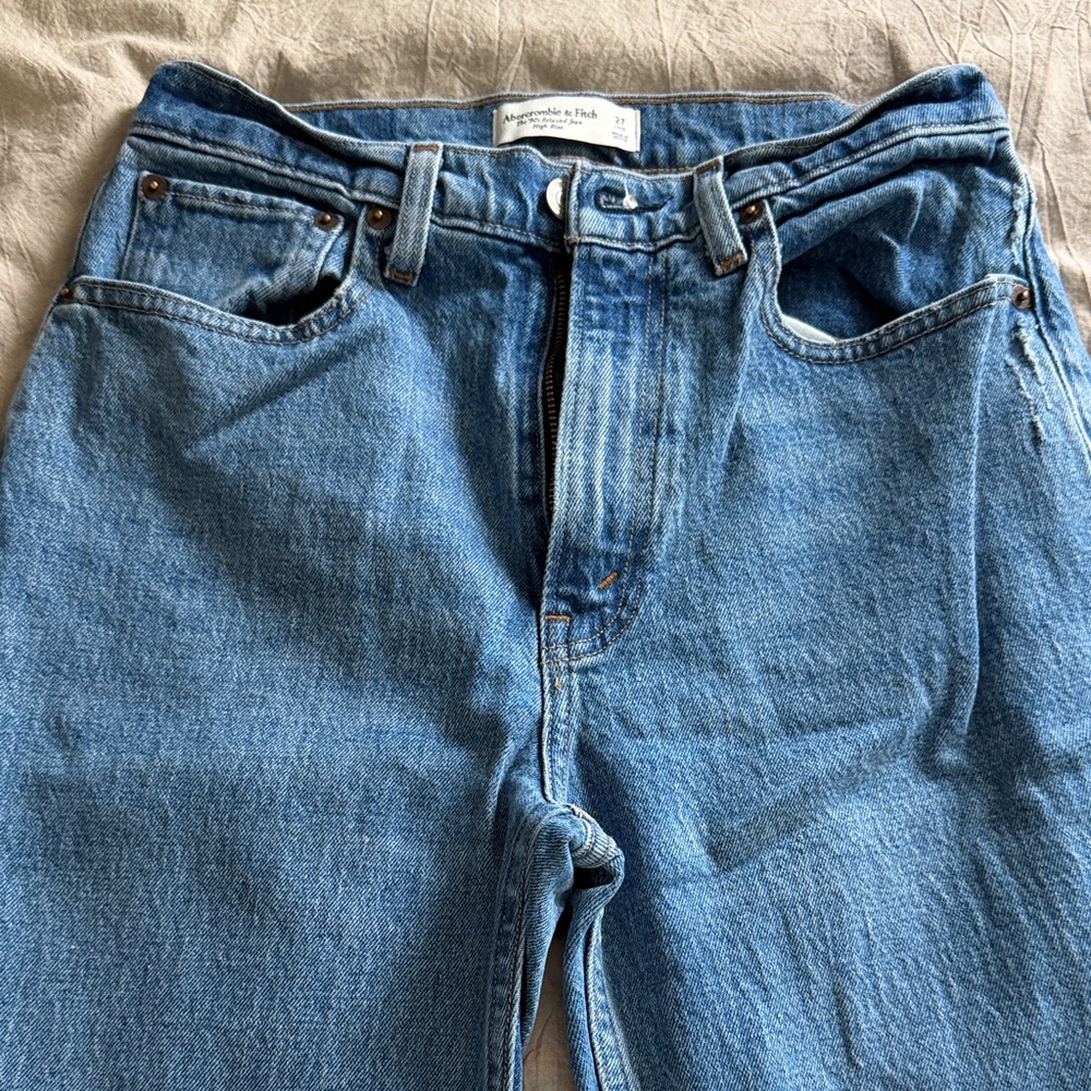 Abercrombie & Fitch 90s relaxed Medium Blue denim 27L with fray hem in the back